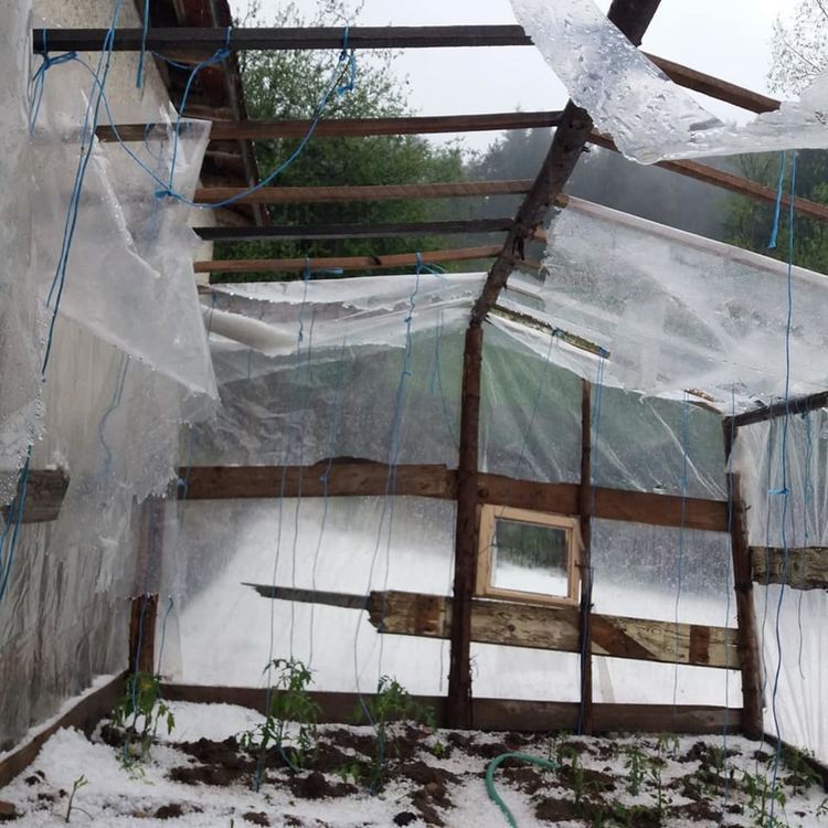 Градушка изравни всичко със земята, пороите превърнаха улиците в реки /ГАЛЕРИЯ/