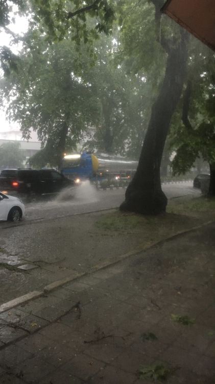 Покрив на къща се запали по време на бурята в Асеновград