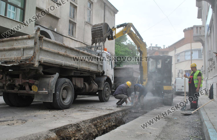 Затвориха улица „Климент“ за подмяна на водопровод