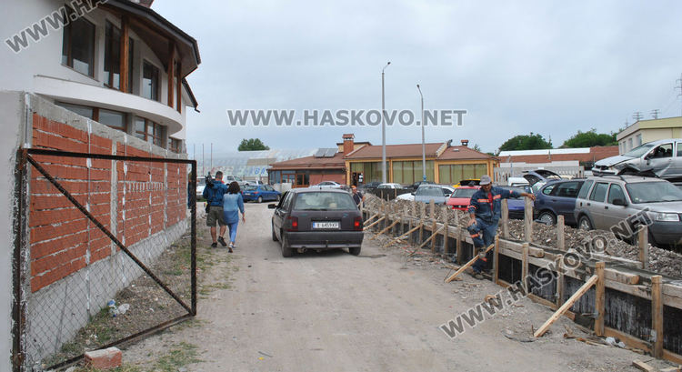 До края на юли разчистват незаконната автоморга в Хасково, строят ограда до стълбове