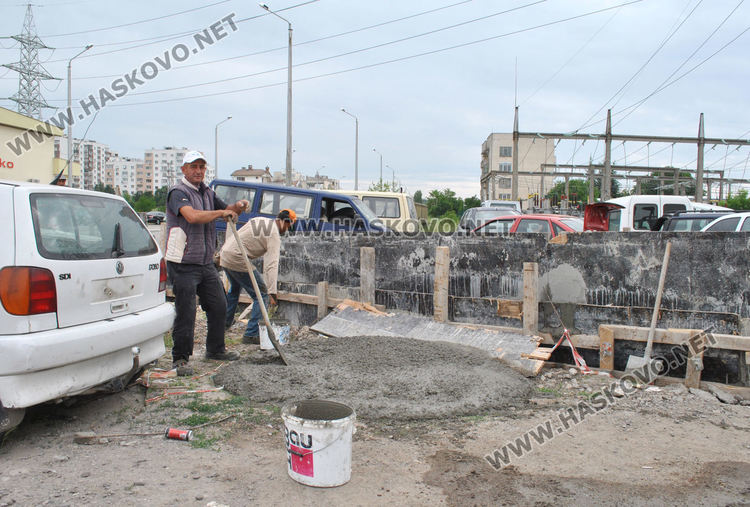До края на юли разчистват незаконната автоморга в Хасково, строят ограда до стълбове