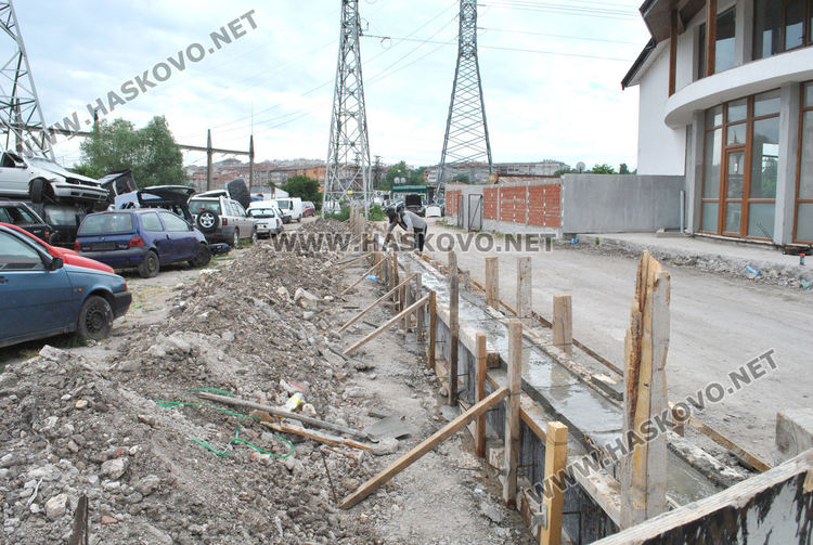 До края на юли разчистват незаконната автоморга в Хасково, строят ограда до стълбове