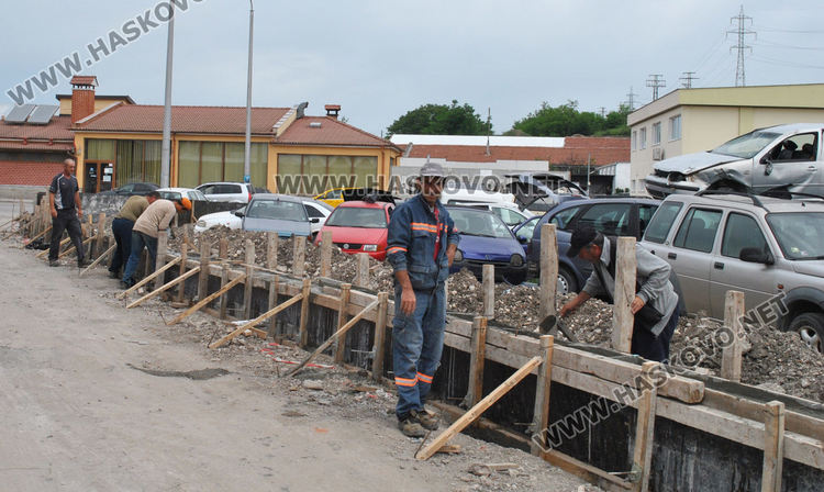 До края на юли разчистват незаконната автоморга в Хасково, строят ограда до стълбове