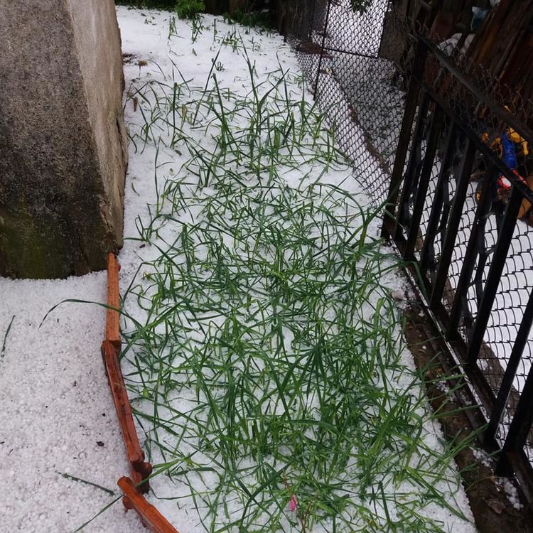 Градушка изравни всичко със земята, пороите превърнаха улиците в реки /ГАЛЕРИЯ/