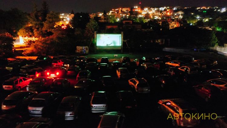 Пътуващо автокино представя два филма под звездите в Смолян