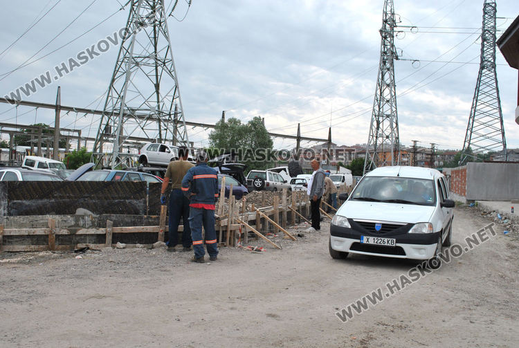 До края на юли разчистват незаконната автоморга в Хасково, строят ограда до стълбове
