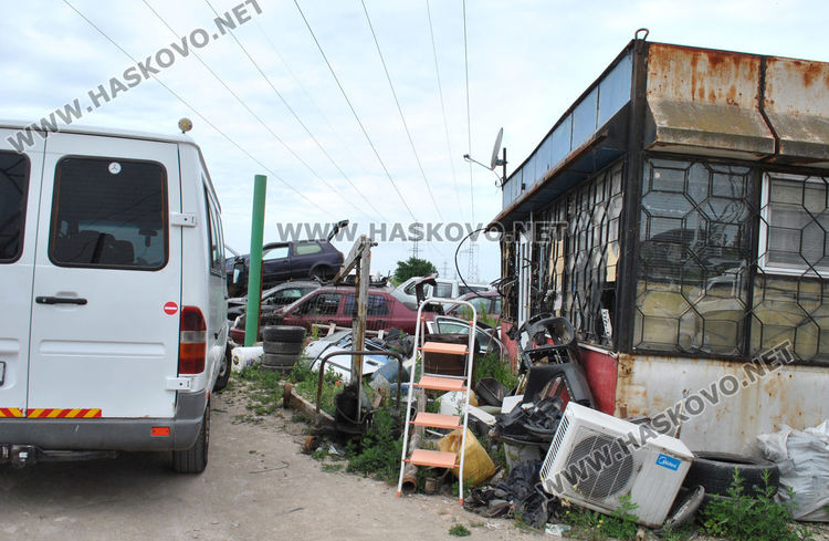 До края на юли разчистват незаконната автоморга в Хасково, строят ограда до стълбове