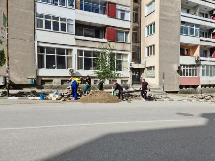 Близо 5 тона инертни материали са събрани при разчистването на Асеновград след бурята (снимки)