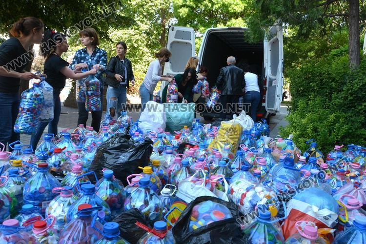 Хиляди капачки събраха в Хасково за закупуване на линейка