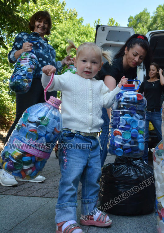 Хиляди капачки събраха в Хасково за закупуване на линейка