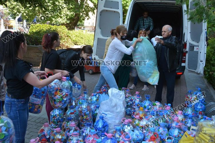 Хиляди капачки събраха в Хасково за закупуване на линейка