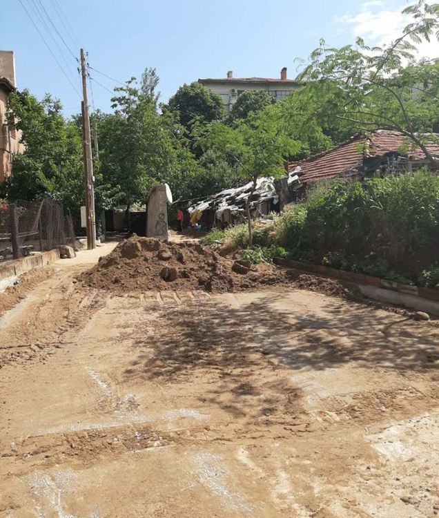 Близо 5 тона инертни материали са събрани при разчистването на Асеновград след бурята (снимки)