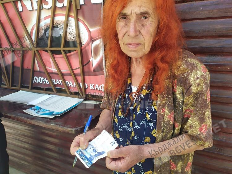 Младеж се опита да пробута двадесетолевка-менте на продавачка на вестници в Кърджали, тя се пробва  да го задържи с голи ръце