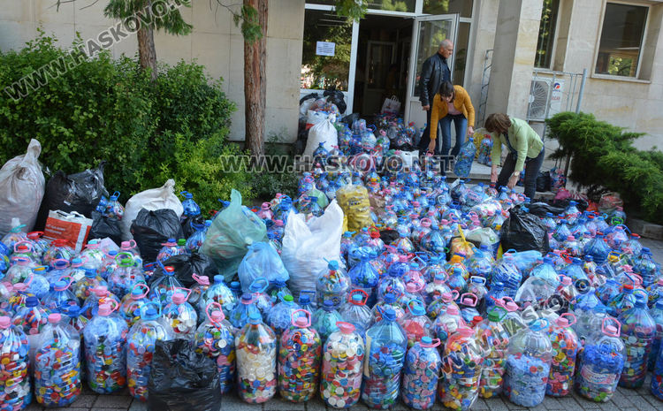 Хиляди капачки събраха в Хасково за закупуване на линейка