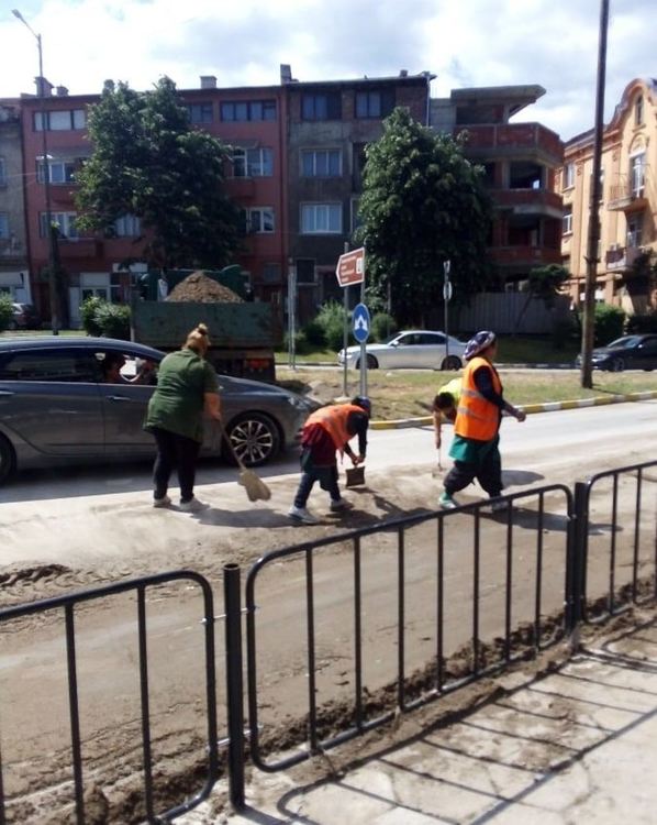 Близо 5 тона инертни материали са събрани при разчистването на Асеновград след бурята (снимки)