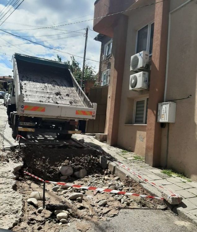 Близо 5 тона инертни материали са събрани при разчистването на Асеновград след бурята (снимки)