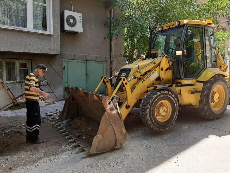 Близо 5 тона инертни материали са събрани при разчистването на Асеновград след бурята (снимки)