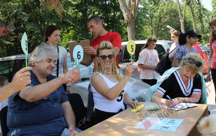 Десетки малчугани и техните кучета се забавляваха и състезаваха в парк Марица