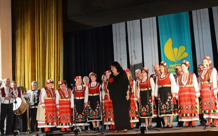 Читалищните състави зарадваха публиката си с общ концерт