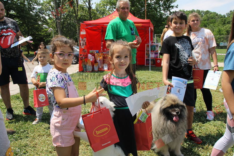 Десетки малчугани и техните кучета се забавляваха и състезаваха в парк Марица