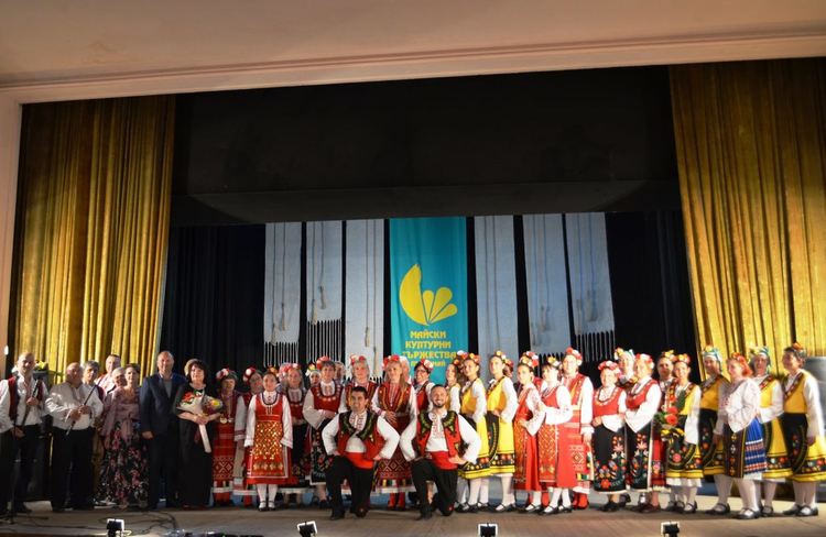 Читалищните състави зарадваха публиката си с общ концерт