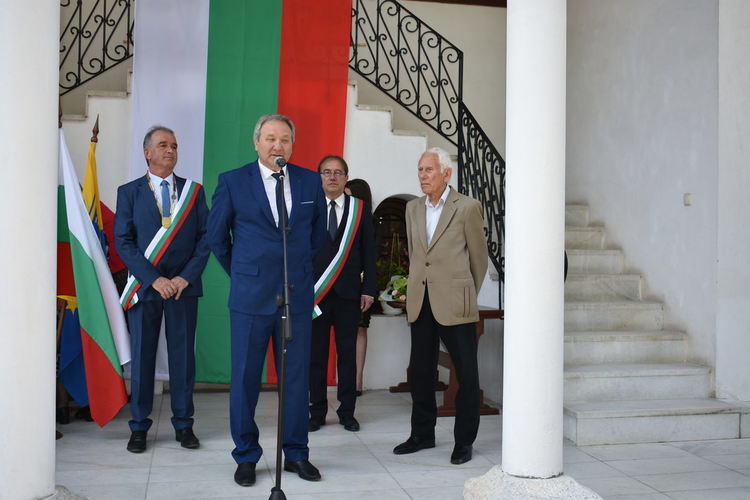 Удостоиха с "Почетен гражданин" на Асеновград Йордан Кожухаров и д-р Иван Червенков (снимки)