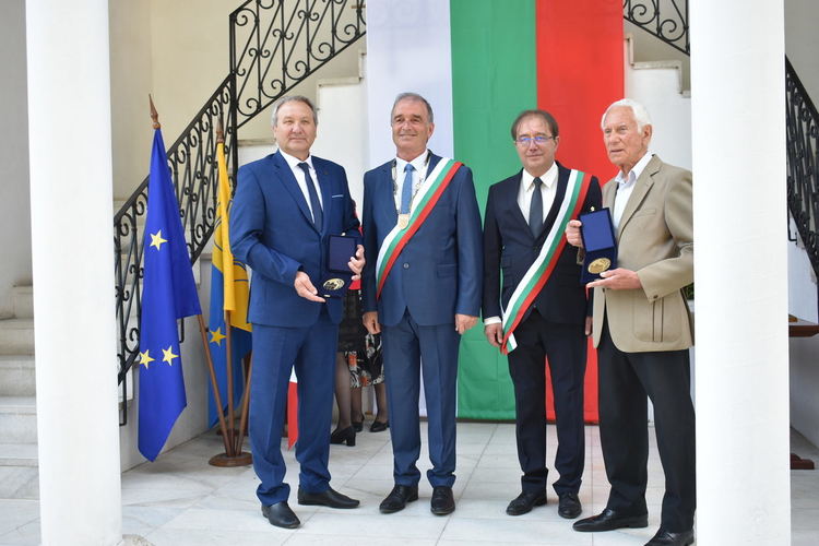 Удостоиха с "Почетен гражданин" на Асеновград Йордан Кожухаров и д-р Иван Червенков (снимки)