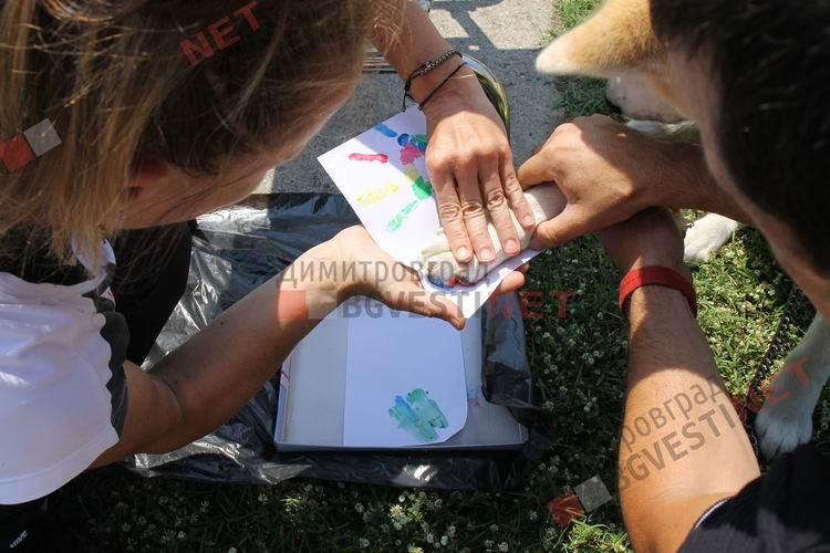 Десетки малчугани и техните кучета се забавляваха и състезаваха в парк Марица