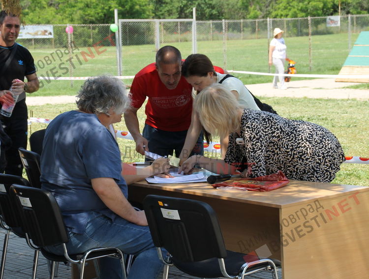 Десетки малчугани и техните кучета се забавляваха и състезаваха в парк Марица