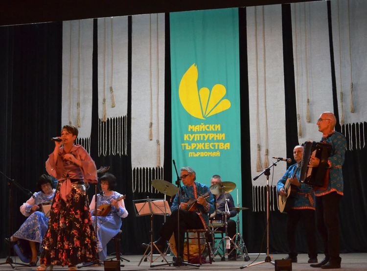 Читалищните състави зарадваха публиката си с общ концерт