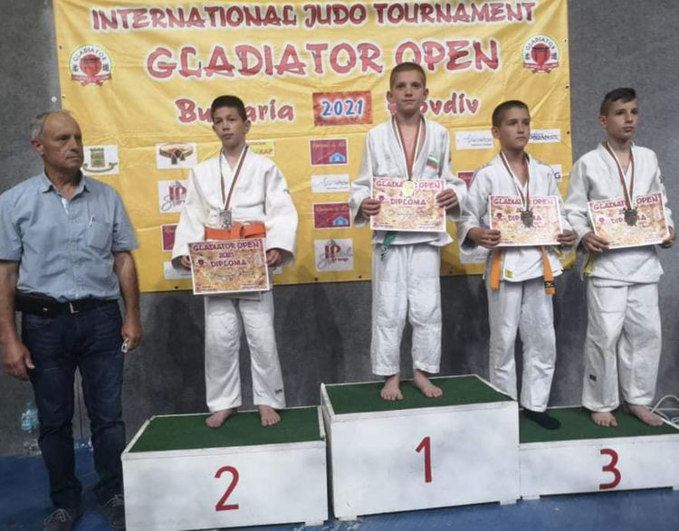 19 медала за джудистите на Хасково от турнира „Гладиатор“