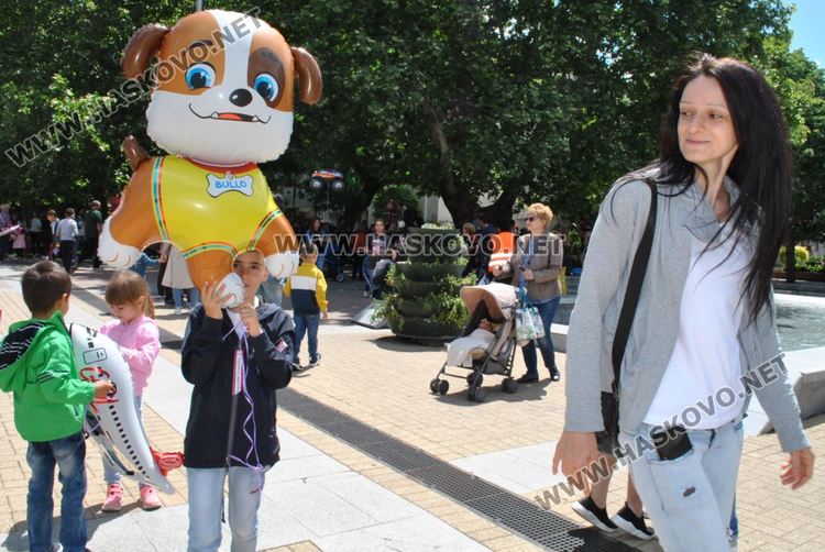 Стотици деца се забавляваха с актьорите Янко и Сиса, и театър „Дани и Деси“