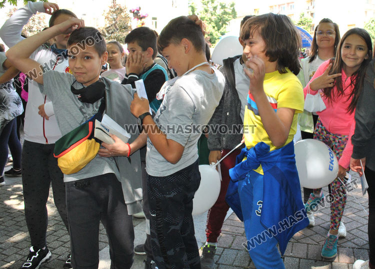 Стотици деца се забавляваха с актьорите Янко и Сиса, и театър „Дани и Деси“