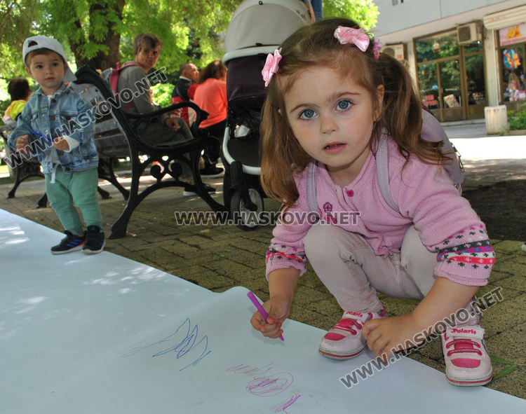 Стотици деца се забавляваха с актьорите Янко и Сиса, и театър „Дани и Деси“