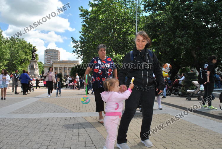Стотици деца се забавляваха с актьорите Янко и Сиса, и театър „Дани и Деси“