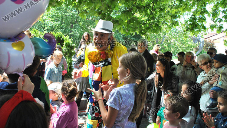 Стотици деца се забавляваха с актьорите Янко и Сиса, и театър „Дани и Деси“