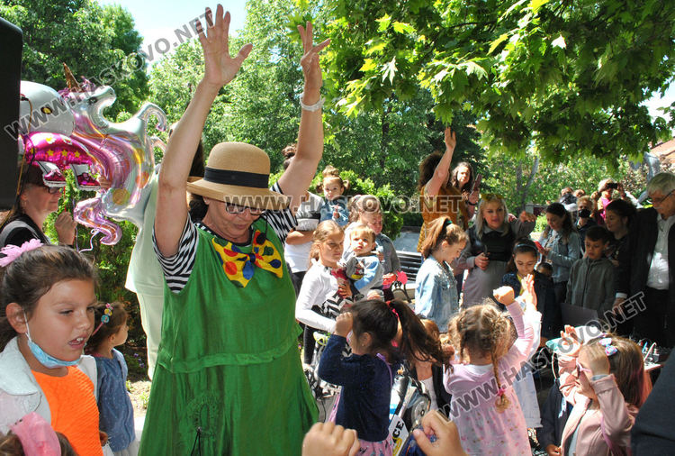 Стотици деца се забавляваха с актьорите Янко и Сиса, и театър „Дани и Деси“