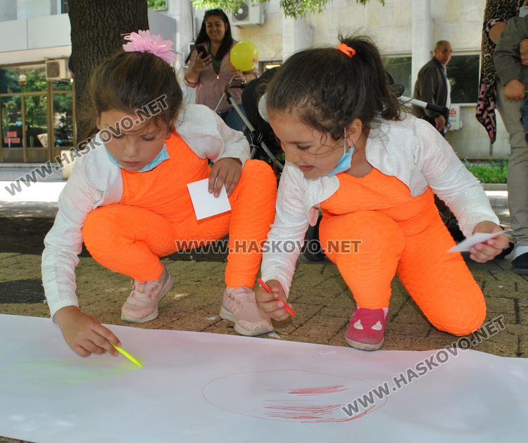 Стотици деца се забавляваха с актьорите Янко и Сиса, и театър „Дани и Деси“