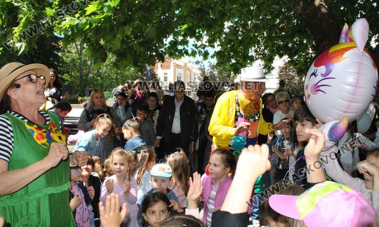 Стотици деца се забавляваха с актьорите Янко и Сиса, и театър „Дани и Деси“