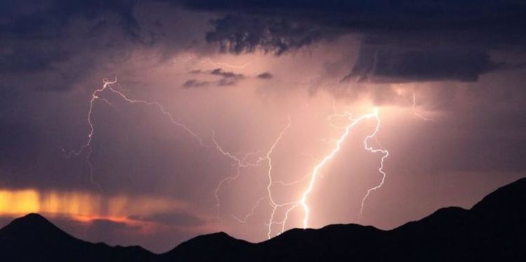 Облачно, с временно интензивни валежи, придружени с гръмотевици