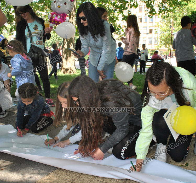 Стотици деца се забавляваха с актьорите Янко и Сиса, и театър „Дани и Деси“