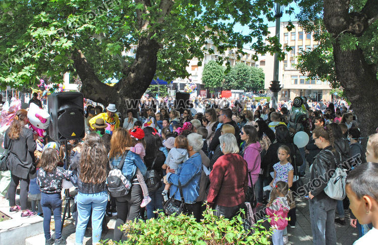 Стотици деца се забавляваха с актьорите Янко и Сиса, и театър „Дани и Деси“