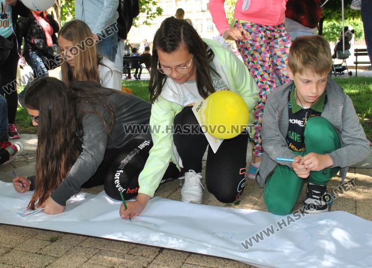 Стотици деца се забавляваха с актьорите Янко и Сиса, и театър „Дани и Деси“