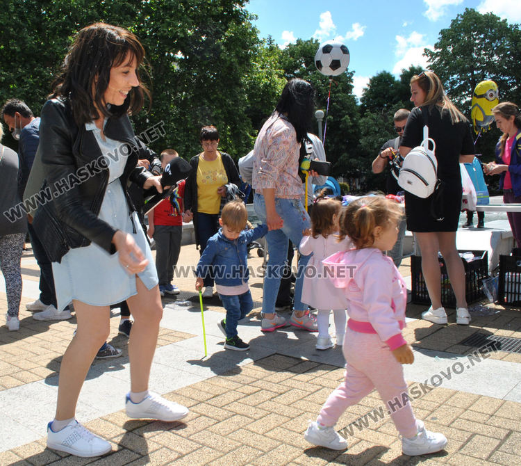 Стотици деца се забавляваха с актьорите Янко и Сиса, и театър „Дани и Деси“