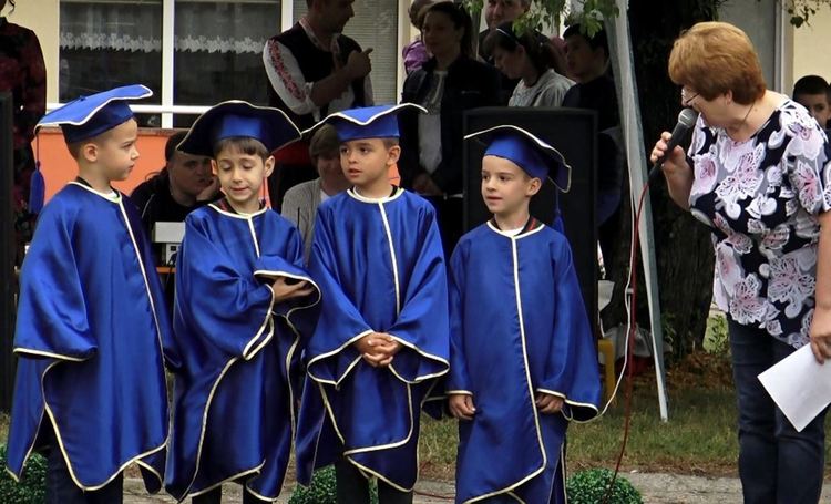 Бъдещи първокласници бяха изпратени като абитуриенти