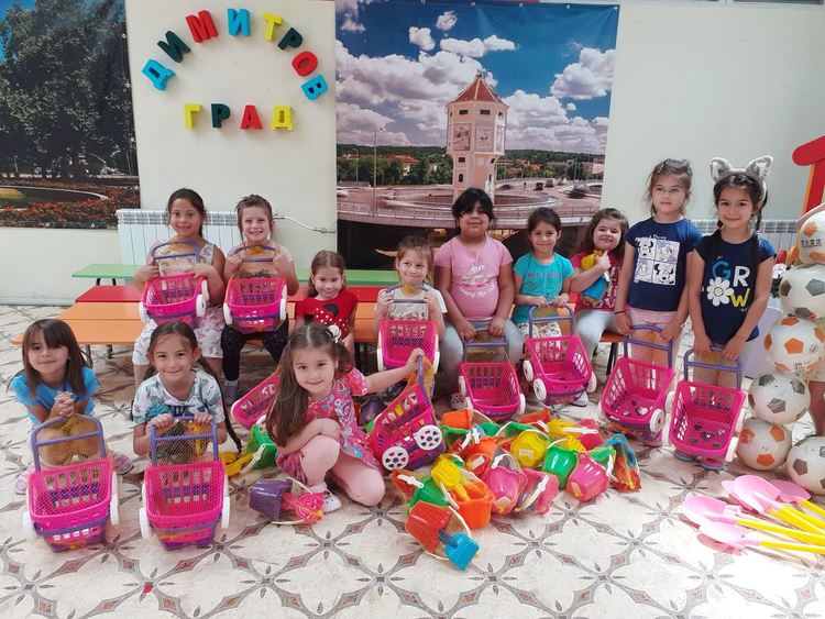 Детските градини в Димитровград с подаръци за 1 юни
