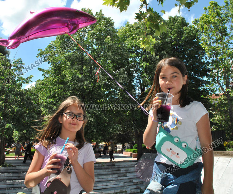 Стотици деца се забавляваха с актьорите Янко и Сиса, и театър „Дани и Деси“