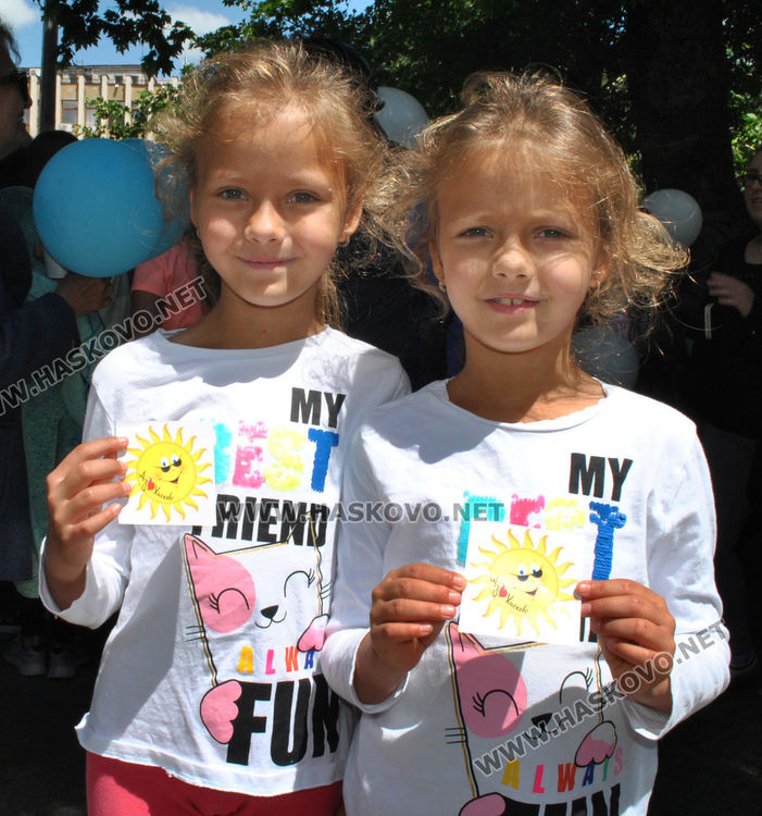 Стотици деца се забавляваха с актьорите Янко и Сиса, и театър „Дани и Деси“