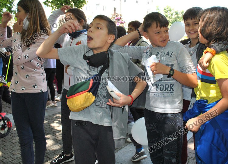 Стотици деца се забавляваха с актьорите Янко и Сиса, и театър „Дани и Деси“