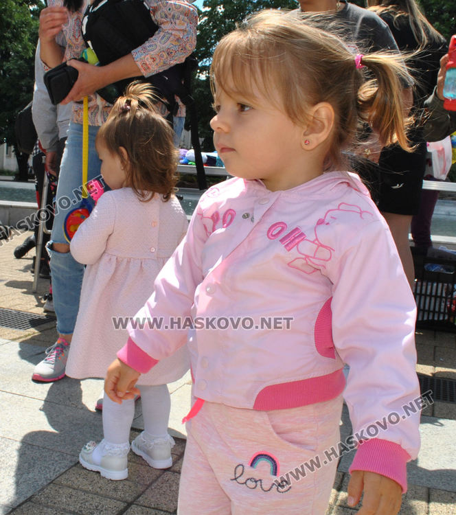 Стотици деца се забавляваха с актьорите Янко и Сиса, и театър „Дани и Деси“